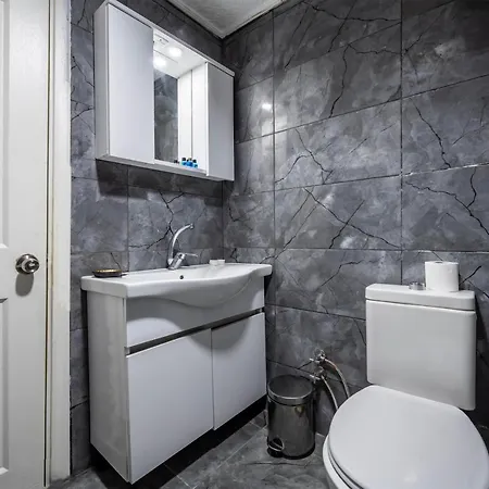 Secret Garden - Basement Apartment *